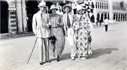 Famous picture of (l to r) Gerald Murphy, Ginny Carpenter, Cole Porter, and Sara Murphy. Venice, 1923. Linda nowhere in sight. 
